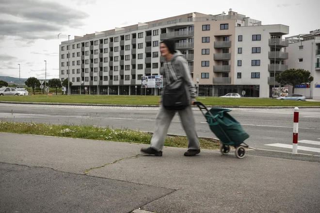 Za stanovanjske stavbe jih je bilo izdanih 25&nbsp;odstotkov manj, za nestanovanjske stavbe pa 2&nbsp;odstotka več gradbenih dovoljenj kot v januarju lani.&nbsp; Foto Uroš Hočevar