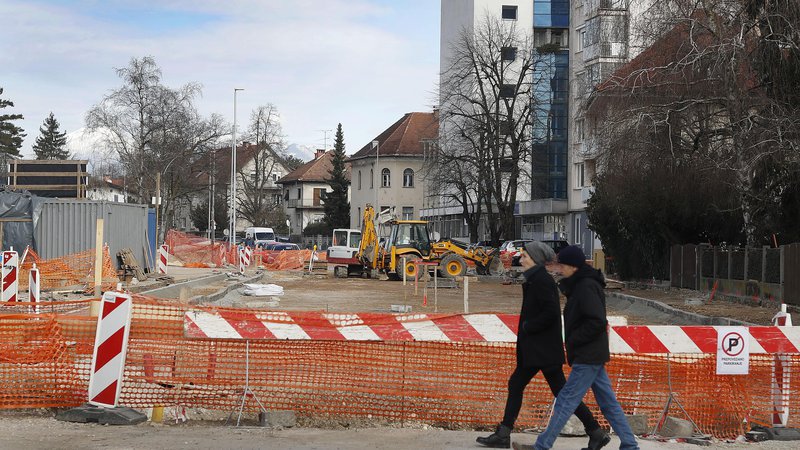 Fotografija: Dela na odseku med Smoletovo in Livarsko bodo končana konec meseca, marca se začnejo gradbeni posegi do Kurilniške. Fotografiji Leon Vidic