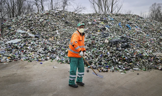 14 let čakajo na ureditev sistema ravnanja z odpadki. FOTO: Jože Suhadolnik/Delo