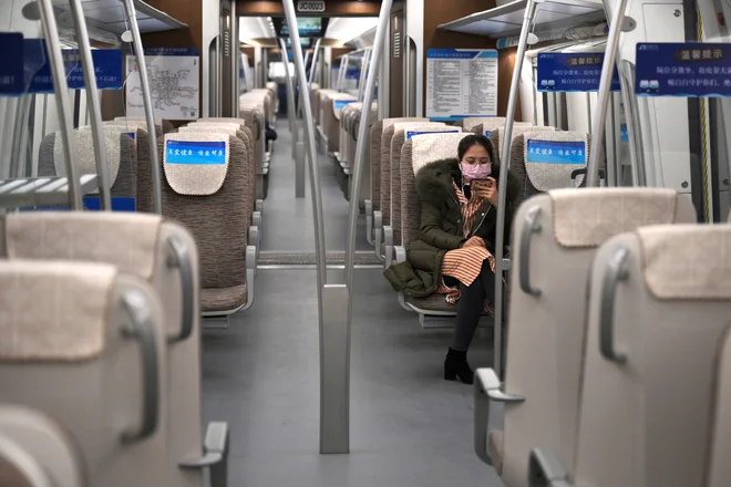 Podatka o tem, ali so ljudje po preboleli bolezni zaščiteni pred ponovno okužbo, še ni. FOTO: Reuters