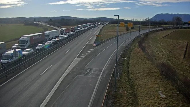 Situacija okoli 15.30 ure na priključku Postojna II. FOTO: Dars, avtocestne kamere