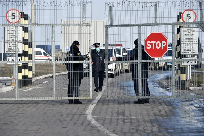 Italijansko letalo bo v Evropo prepeljalo državljane EU iz kitajske province Wuhan. FOTO: AFP
