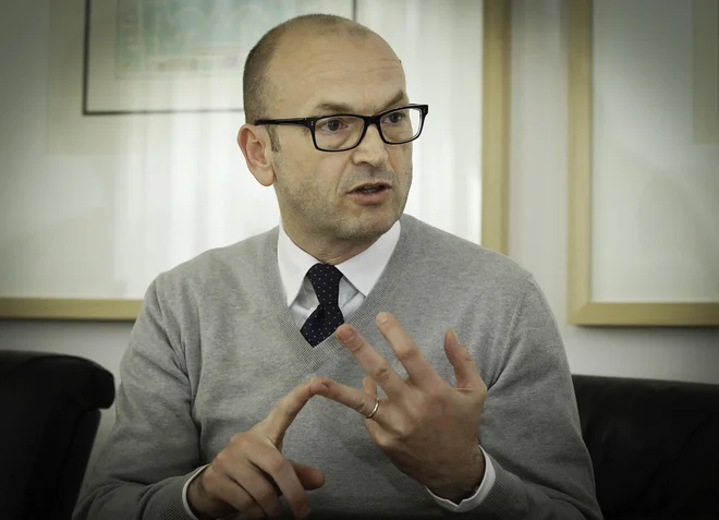 To, da so se po zgodbi o domnevnem pranju denarja iz Irana prek NLB pojavili dokumenti o domnevnem pranju denarja italijanskih državljanov prek Nove KBM, je bilo po besedah&nbsp;Boštjana Jazbeca &raquo;narejeno z določenim namenom, da se uravnoteži zgodba iz NLB&laquo;. FOTO: Jože Suhadolnik/Delo