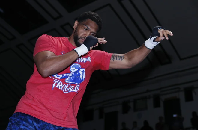 Dominic Breazeale (na fotografiji) se Deontayju Wilderju le smeji v obraz. FOTO: Reuters