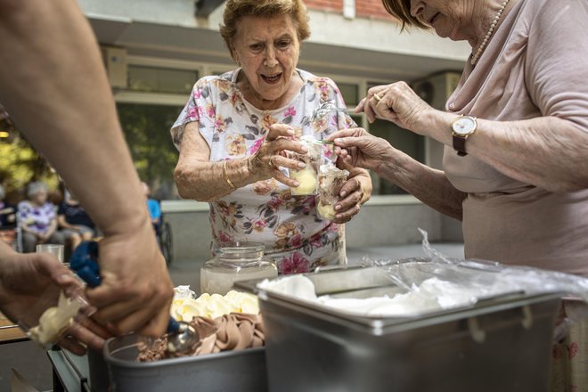 Razdeljevenje sladoleda v domu starejših občanov Tabor. FOTO: Voranc Vogel/Delo