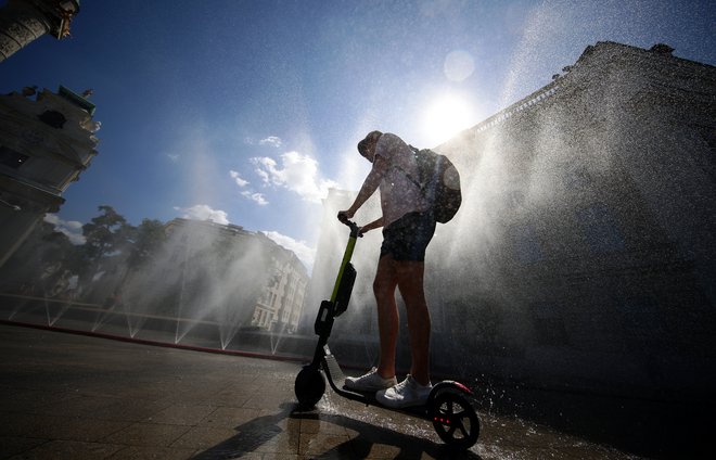 Ljudje se poskušajo ohladiti na različne načine. FOTO: Lisi Niesner/Reuters