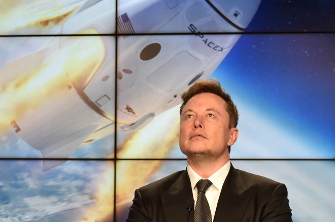 Elon Musk pogosto hodi po robu in izziva. Odmevalo je kar nekaj njegovih neprimernih komentarjev in potez, prislužil si je tudi tožbe. FOTO: Reuters