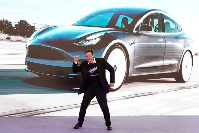 Na Kitajskem je Tesla ob pozdravu prvega moža Elona Muska najprej začela izdelovati model 3, sledil mu bo športni terenec Y. FOTO: Reuters