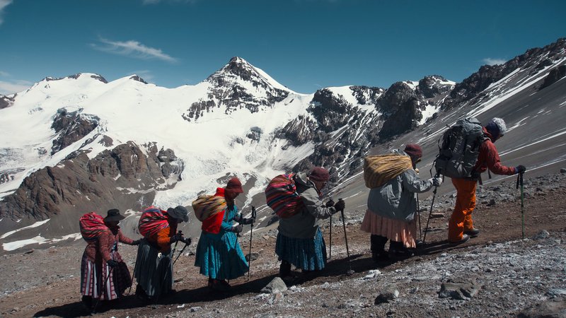 Fotografija: Čolite so Bolivijke, ki so se iz gospodinj prelevile v alpinistke. Foto Arhiv filma