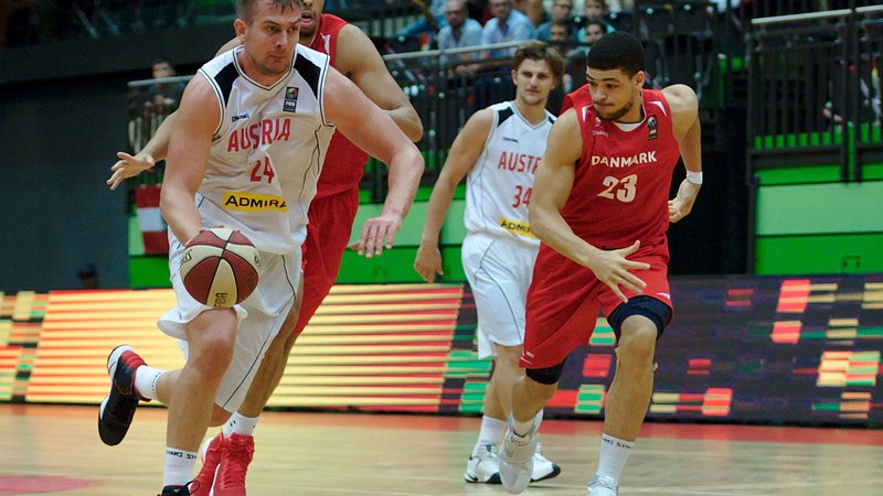Fotografija: Rašid Mahalbašić (z žogo) je najnevarnejši košarkar Avstrije, a ga ne bo v Koper. FOTO: Fiba