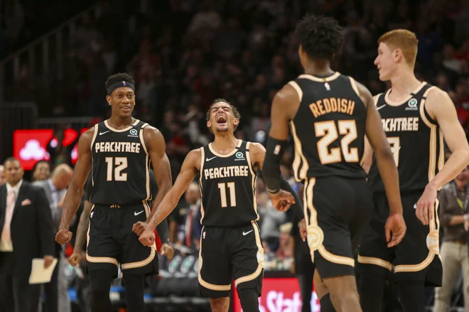 Trae Young, številka 11, je odigral izjemno tekmo. FOTO: Reuters