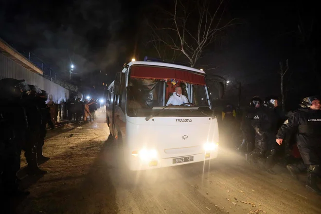 Avtobusi z evakuiranci so lahko nadaljevali pot proti bolnišnici šele, ko sta policija in vojska umaknili protestnike. FOTO: Str/Afp