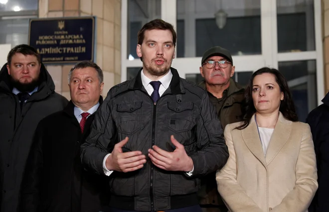 Zbrano množico so nagovorili ukrajinski premier Oleksij Hončaruk, ministrica za zdravstvo Zoriana Skaletska in notranji minister Arsen Avakov. FOTO: Valentyn Ogirenko/ Reuters