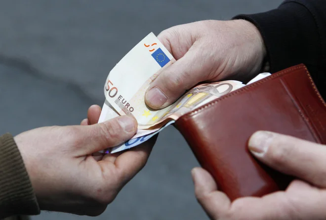 O pranju denarja govorimo skoraj vsak dan, predvsem na simbolni ravni. Čeprav prihajamo v stik z denarjem večkrat, kot bi si želeli, o dobesednem pranju denarja ne razmišljamo prav pogosto. FOTO: Jože Suhadolnik