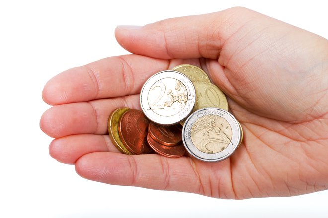Življenjska doba kovancev je precej daljša od bankovcev in zaradi obstojnejšega materiala na svetu v povprečju preživijo od dve do tri leta. FOTO: Shutterstock