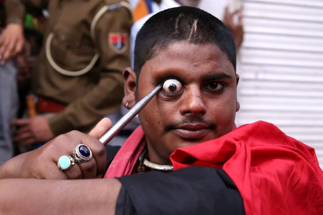 V svetišču sufijskega svetnika Khwaja Moinuddin Chishtija v indijskem mestu Ajmer je potekala povorka v okviru verskega festivala Urs. FOTO: Himanshu Sharma/Afp