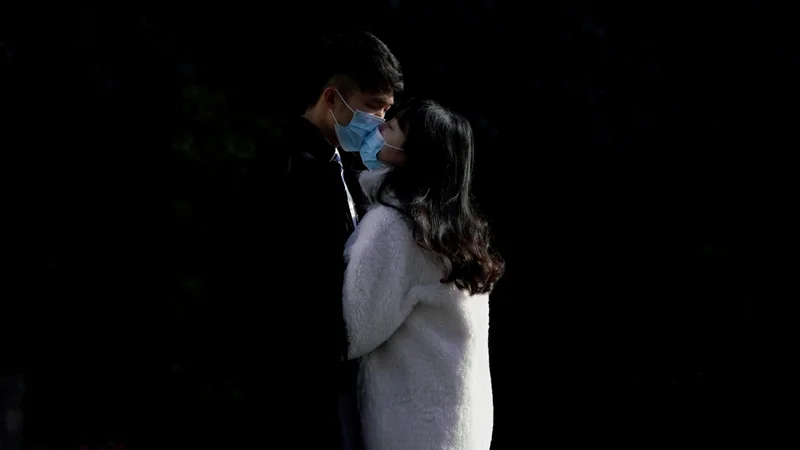 Fotografija: Prihodnji tedni bodo odločilni: ali bo virus, ki je zdaj v skoraj 99 odstotkih primerov vendarle omejen na Kitajsko, le prehodna drama, v najboljšem primeru nekakšna malo širša različica sarsa izpred 17 let - ali pa ima potencial, da postane »črni labod«, nepredvidljiv, izjemen in redek dogodek, s potencialom, da do temeljev pretrese finančni svet in svetovni ekonomski sistem? Foto Reuters
