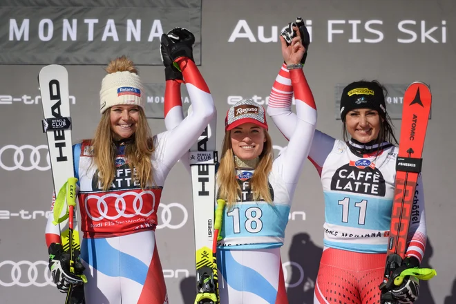 Najboljše Gut-Behramijeva, v sredini, druga Corinne Suter, levo, in tretja Stephanie Venier.