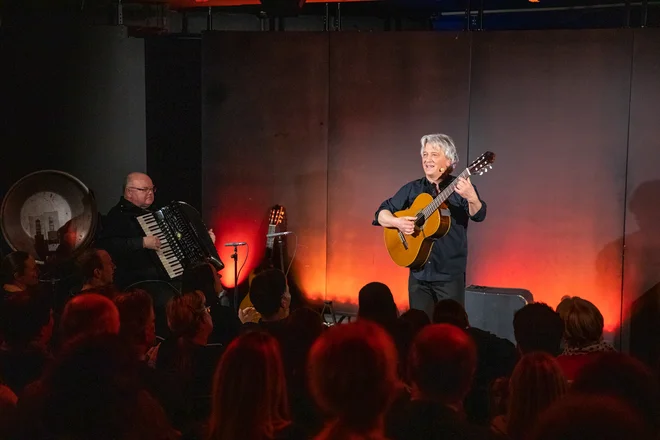 Iztok Mlakar je tudi na Ljubljanskem gradu zlahka očaral občinstvo. Na levi njegov prijatelj in glasbeni spremljevalec David Šuligoj.<br />
FOTO: Adrian Pregelj