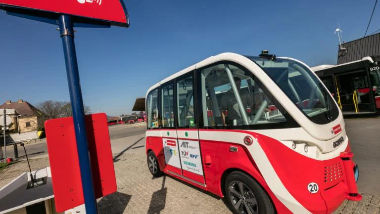 Fotografija: Poleg tramvaja, podzemne železnice in avtobusov na Dunaju uvajajo še avtonomne avtobuse. FOTO: Helmer Manfred/Wiener Linien