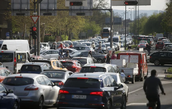 Pri nas je bilo financiranje več desetletij usmerjeno v ceste za avtomobile. FOTO: Blaž Samec/delo