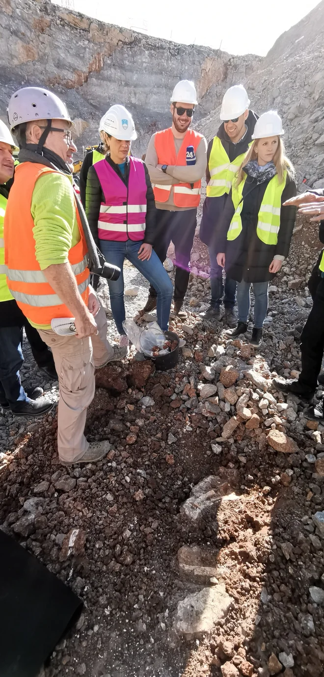 Geolog Adrijan Košir je ministrici za infrastrukturo v odstopu Alenki Bratušek in novinarjem pokazal najdišče nosoroga, Njegove kosti je prva opazila Astrid Švara, skrajno desno na fotografiji. FOTO: Boris Šuligoj/Delo