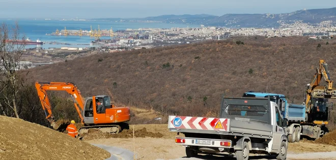 Nova železnica bi bila povsem blizu Trsta in tržaškega pristanišča. Zdaj vemo, kako priročno bi bilo, če bi se Trst priključil na ta tir. In samo mislimo si lahko, zakaj to mnogim ne ustreza. FOTO: Boris Šuligoj