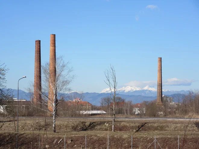 Z območja, kjer so kupi nevarnih odpadkov, se vidi del območja stare cinkarne, ki ga je leta 2015 Stonex saniral na zahtevo evropske komisije. Takrat težav z dokumentacijo ni bilo. Z ministrstva pravijo, da se je od takrat zaostrila zakonodaja na področju