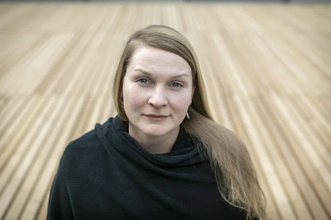 Sara Pistotnik se v zadnjem času posveča razumevanju različnih mehanizmov izključevanja v slovenskem zdravstvenem sistemu. Foto: Voranc Vogel