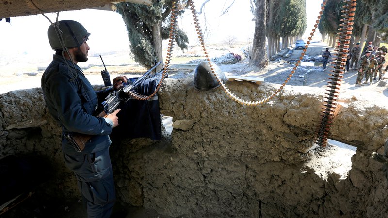 Fotografija: Pripadnik afganistanskih varnostnih sil v bližini mesta, kjer sta bila pred tem ubita ameriška vojaka. Foto Parwiz Parwiz Reuters