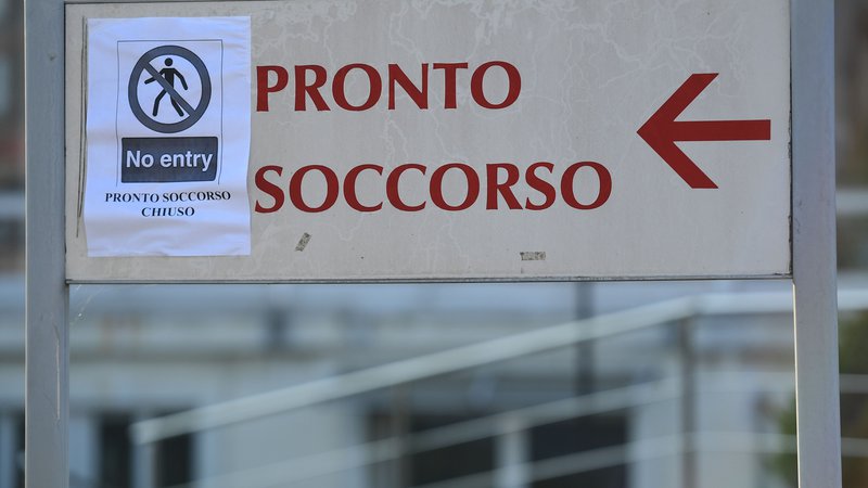 Fotografija: Okuženi so še en moški v deželi Veneto ter 16 ljudi v Lombardiji. FOTO: AFP