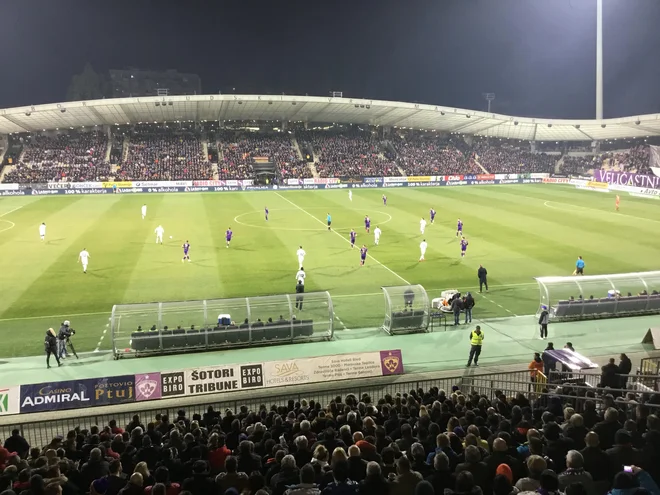 Maribor in Olimpija sta pritegnila v Ljudski vrt približno 10.000 navijačev. FOTO: Leon Grün