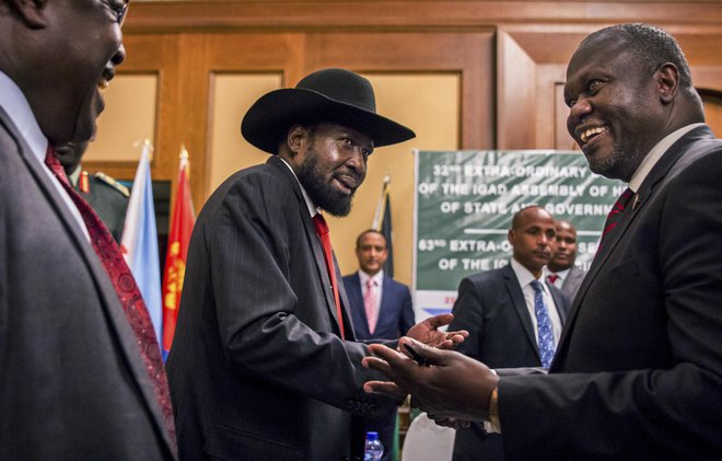 Južnosudanski predsednik Salva Kiir in vodja opozicije Riek Machar (desno) na mirovnih pogajanjih v Addisu Ababi konec junija. FOTO: Mulugeta Ayene/AP