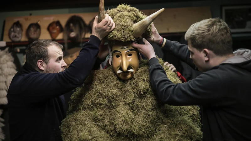 Fotografija: Ukoreninjenost tradicije je globoka, kot je močna sporočilnost cerkljanskega pustnega običaja. FOTO: Uroš Hočevar