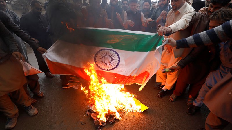 Fotografija: Po napadih so v Pakistanu zažigali indijske zastave. FOTO: Reuters