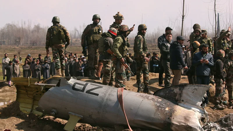 Fotografija: Pakistanska vojska je sestrelila dve indijski vojaški letali, pri čemer je eno padlo na pakistanski del Kašmirja, drugo pa na indijsko stran. Foto: Reuters