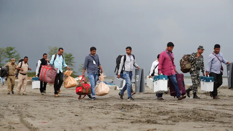 Fotografija: Elektronske volilne naprave utirajo pot na volišča v okrožju Jorhat v indijski zvezni državi Asam. Parlamentarne volitve bodo trajale do 19. maja. FOTO: Reuters