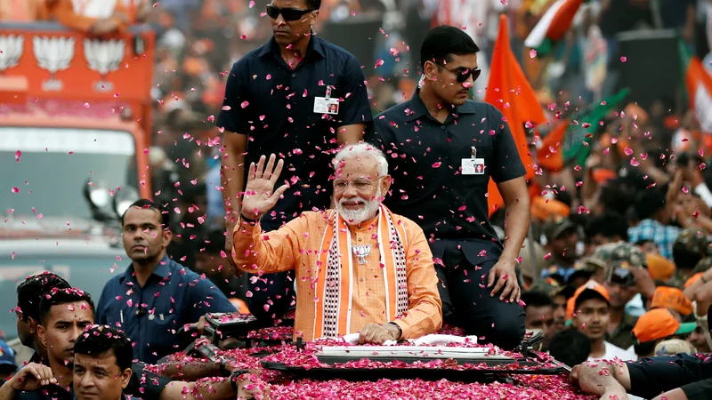 Fotografija: Modi, ki svojo mater hrani s slaščicami, ne živi z ženo, ki mu jo je izbrala družina, in je popolnoma predan iskanju »duše Indije«. FOTO: Reuters