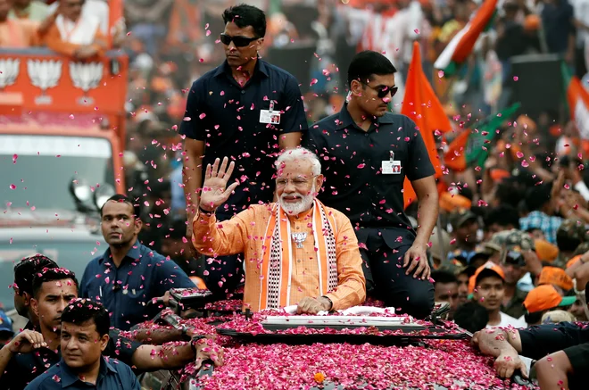 Modi, ki svojo mater hrani s slaščicami, ne živi z ženo, ki mu jo je izbrala družina, in je popolnoma predan iskanju &raquo;duše Indije&laquo;. FOTO: Reuters