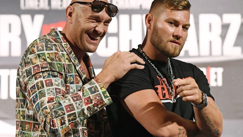 Fotografija: Tyson Fury (levo) je izrazit favorit proti Tomu Schwarzu, ki pa verjame v svoje sposobnosti. FOTO: AFP