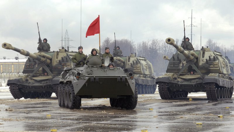 Fotografija: Kot poročajo romunski mediji, je na ustavljenem transportu 30 ruskih tankov in 30 oklepnih transporterjev. FOTO: Pavel Pavlov/Reuters