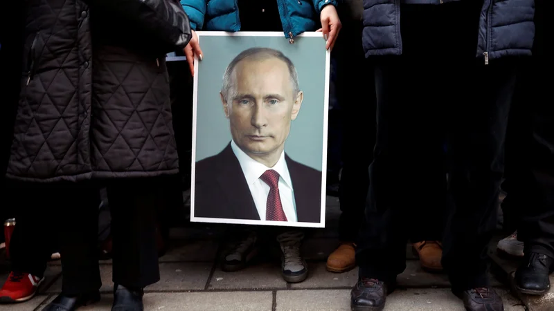 Fotografija: Da ruski predsednik v tujini nima le nasprotnikov, so januarja pokazali njegovi privrženci v Beogradu. FOTO: Reuters