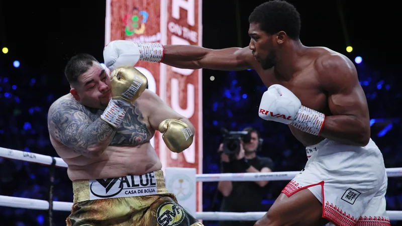 Fotografija: Britanski boksarski zvezdnik Anthony Joshua (desno) se je oddolžil ameriškemu Mehičanu Andyju Ruizu za senzacionalni poraz izpred pol leta v New Yorku. FOTO: Reuters