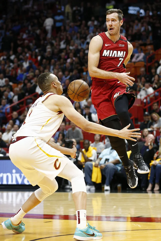 Kapetan slovenske zlate reprezentance Goran Dragić je k zmagi Miamija prispeval 16 točk. FOTO: AFP