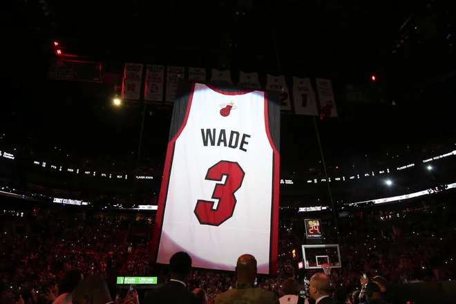 Na tekmi so tudi uradno upokojili ter dvignili pod strop dvorane American Airlines majico s številko 3, ki jo je nosil sloviti Dwyane Wade. FOTO: Usa Today Sports