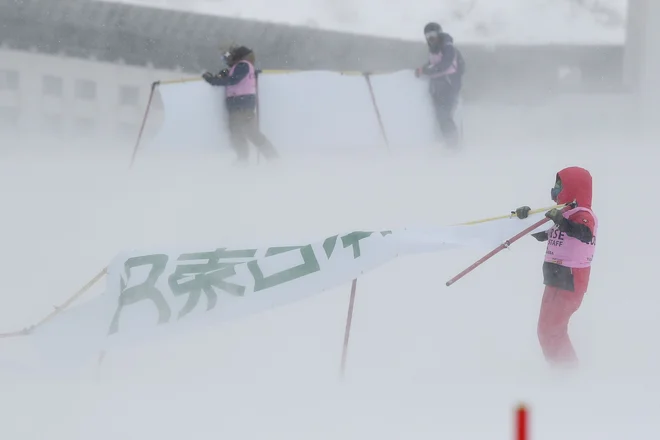 Zaradi slabega vremena, dežja in vetra danes niso pripravili tekme. FOTO: AFP