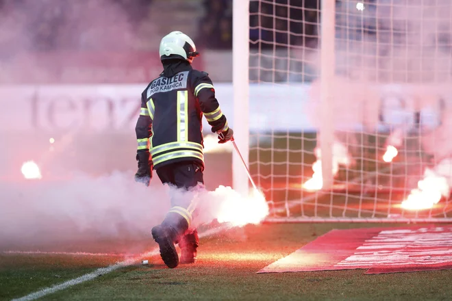 Kaznovali bodo tudi organizatorja tekme. FOTO: Leon Vidic