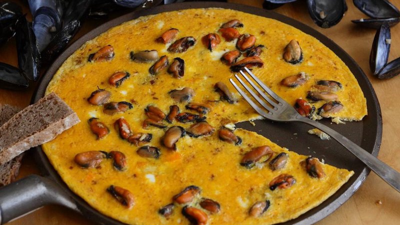 Fotografija: Ko se omleta v ponvi spodaj lepo zapeče, jo prestavimo za štiri minute še v pečico, da še povrhnjica zakrkne in se zlato rumeno obarva. Foto: Arhiv Polet