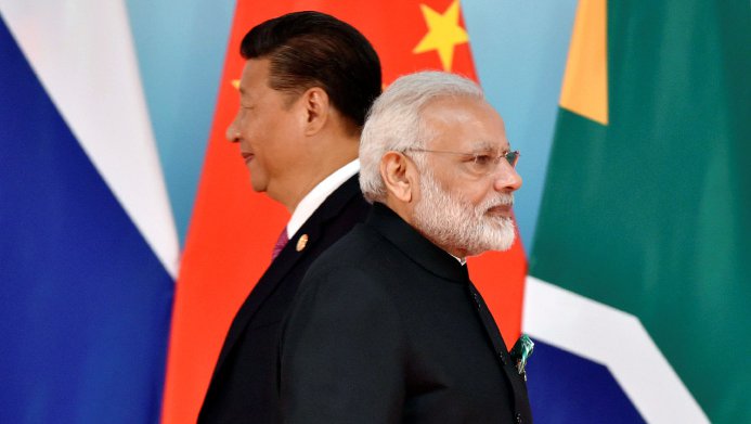 Fotografija: Kitajski predsednik Xi Jinping (levo) in indijski premier Narendra Modi na lanskem srečanju držav Bricsa. FOTO: Reuters