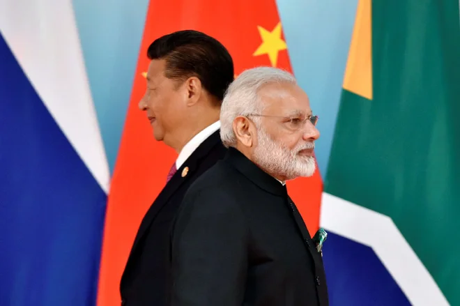 Kitajski predsednik Xi Jinping (levo) in indijski premier Narendra Modi na lanskem srečanju držav Bricsa. FOTO: Reuters